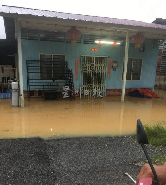 供FB/庇朥冷宜新村多户淹水成汪洋,通往马口路中断