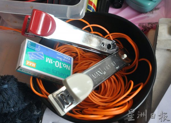 供FB/订书钉包装食物可罚款监禁,小贩研究新包装法,也有小贩维护食安早弃用