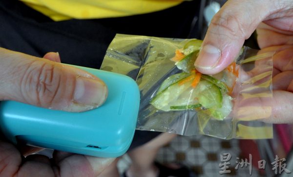 供FB/订书钉包装食物可罚款监禁,小贩研究新包装法,也有小贩维护食安早弃用