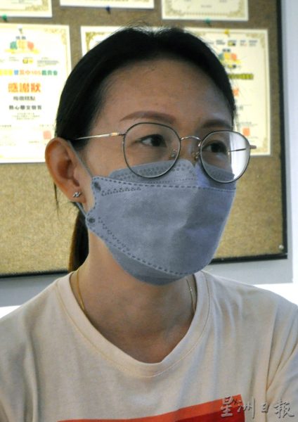 供FB/订书钉包装食物可罚款监禁,小贩研究新包装法,也有小贩维护食安早弃用