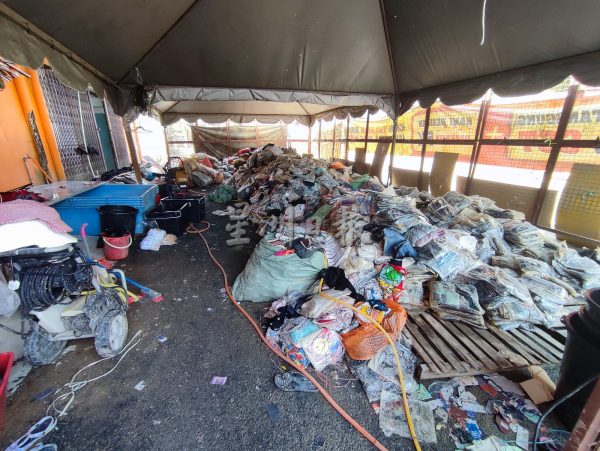 供fb:价值百万令吉衣服货品被河水浸泡后唯有低价抛售