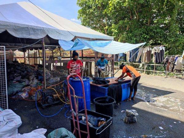 供fb:价值百万令吉衣服货品被河水浸泡后唯有低价抛售