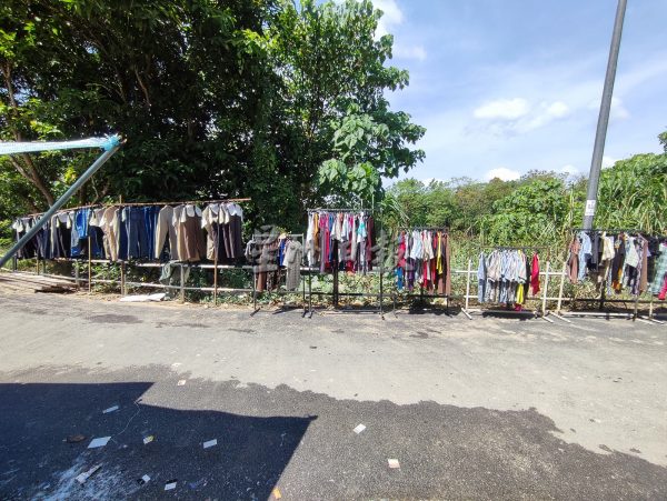 供fb:价值百万令吉衣服货品被河水浸泡后唯有低价抛售