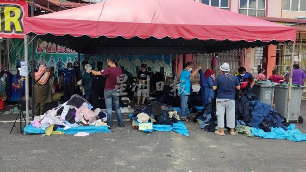 供fb:价值百万令吉衣服货品被河水浸泡后唯有低价抛售