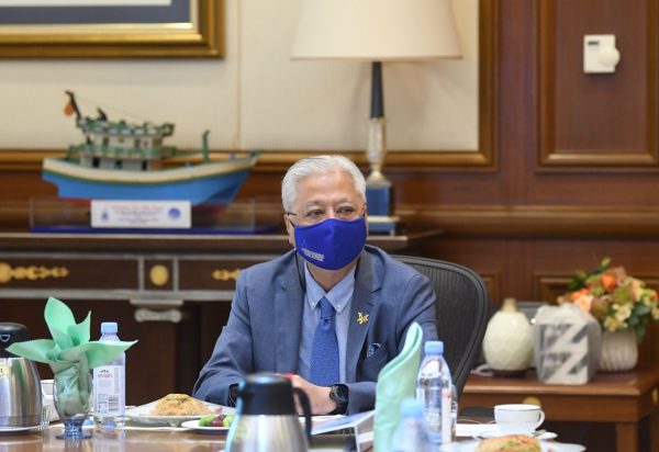 依斯迈:标准净鸡零售价降20仙 允进口鸡肉