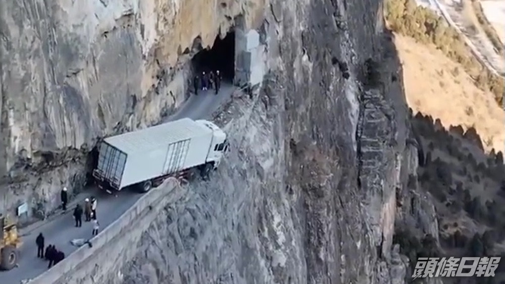 信错导航驶入峭壁半天吊 司机:完蛋了