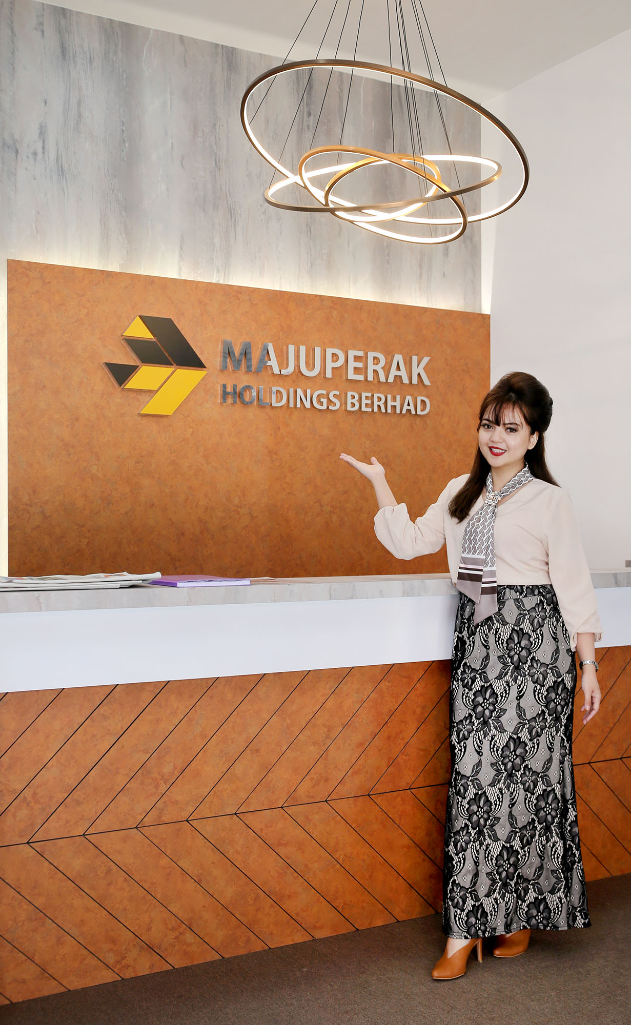 全国版／【暖势力】／新年正能量新闻／前空姐华丽转身 交亮丽成绩