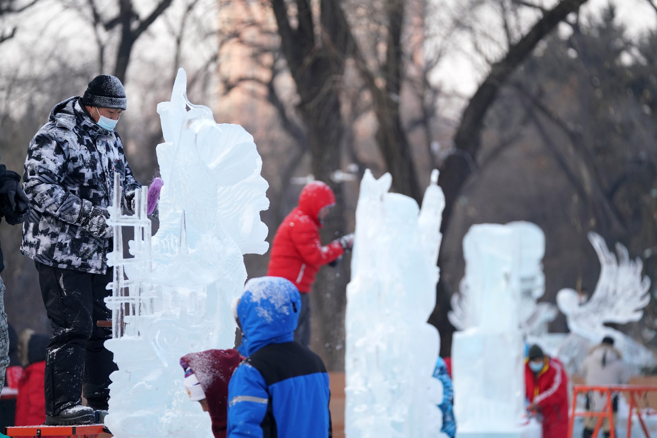 冰雕好手展“寒冬”之美 向2022北京冬奥献礼