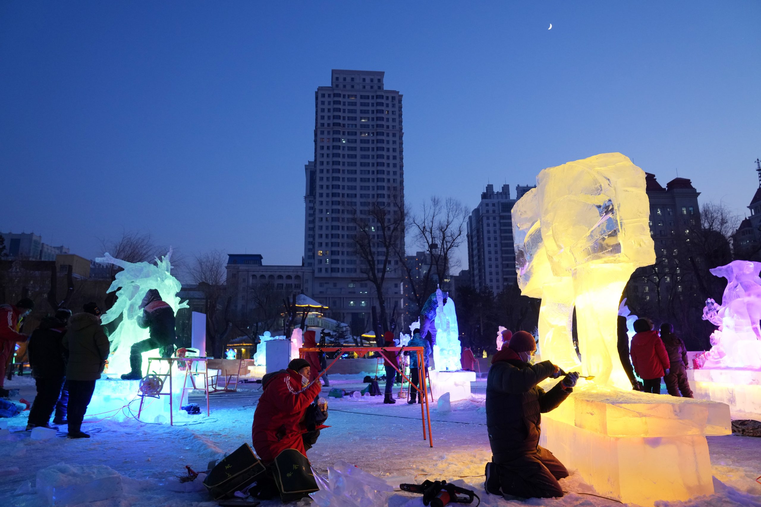 冰雕好手展“寒冬”之美 向2022北京冬奥献礼