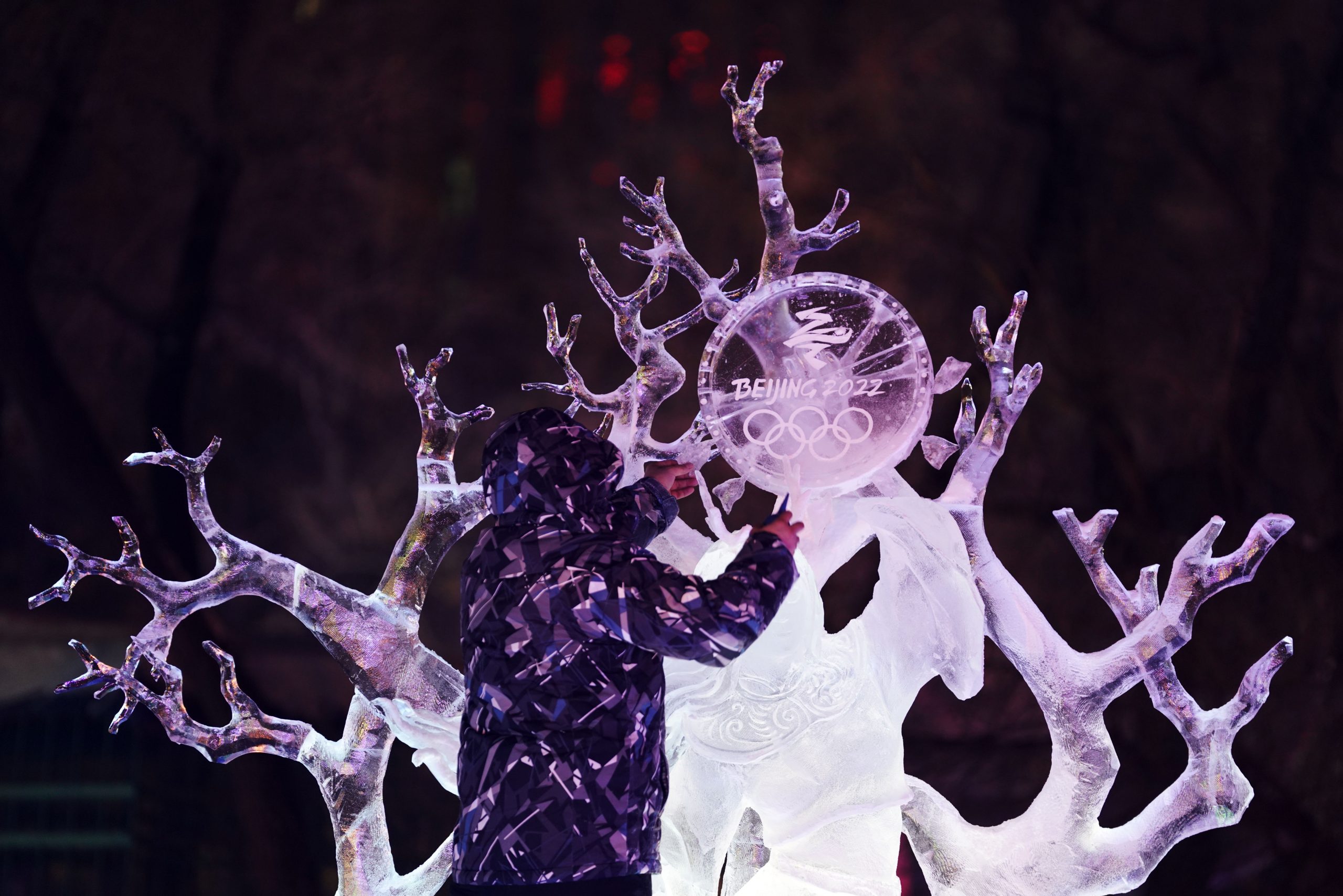 冰雕好手展“寒冬”之美 向2022北京冬奥献礼