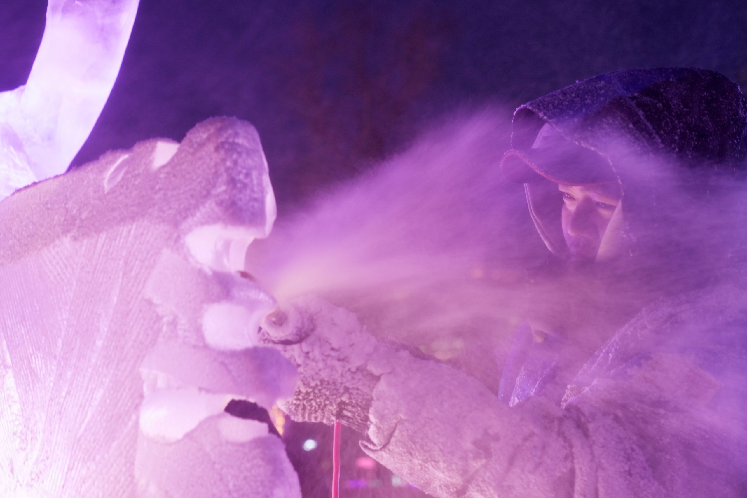 冰雕好手展“寒冬”之美 向2022北京冬奥献礼