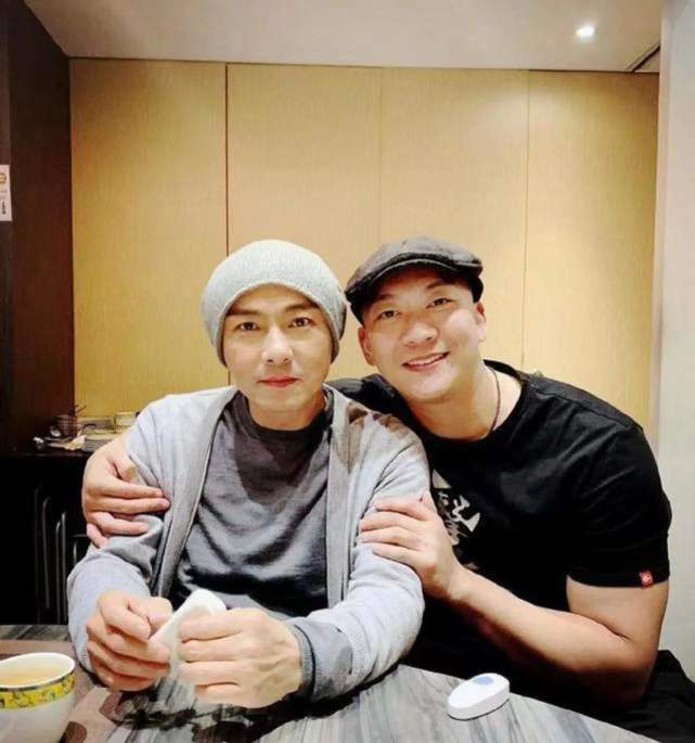 前TVB男星官宣结婚  晒红色结婚