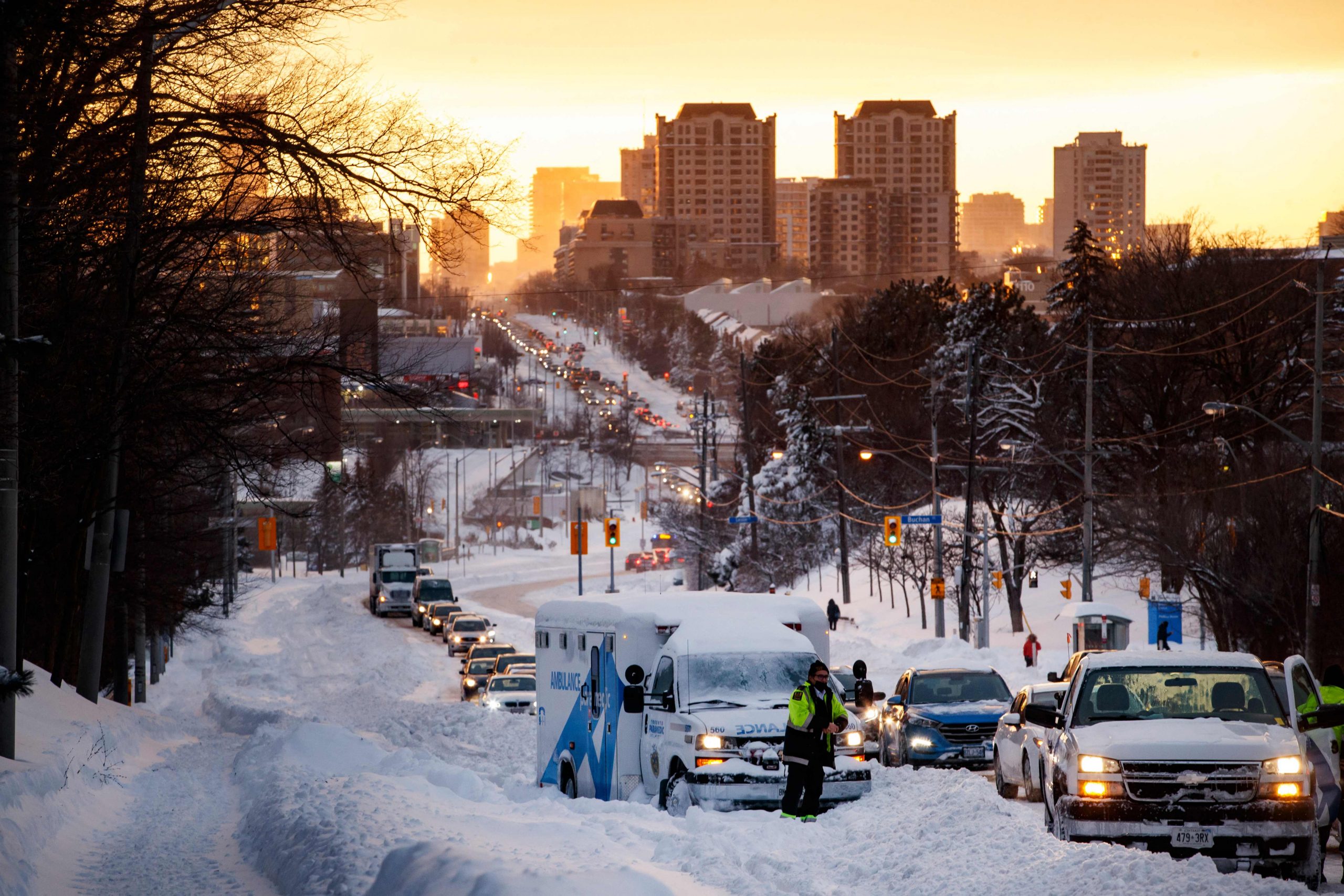 加拿大/安大略省暴风雪 交通混乱学校转为网课
