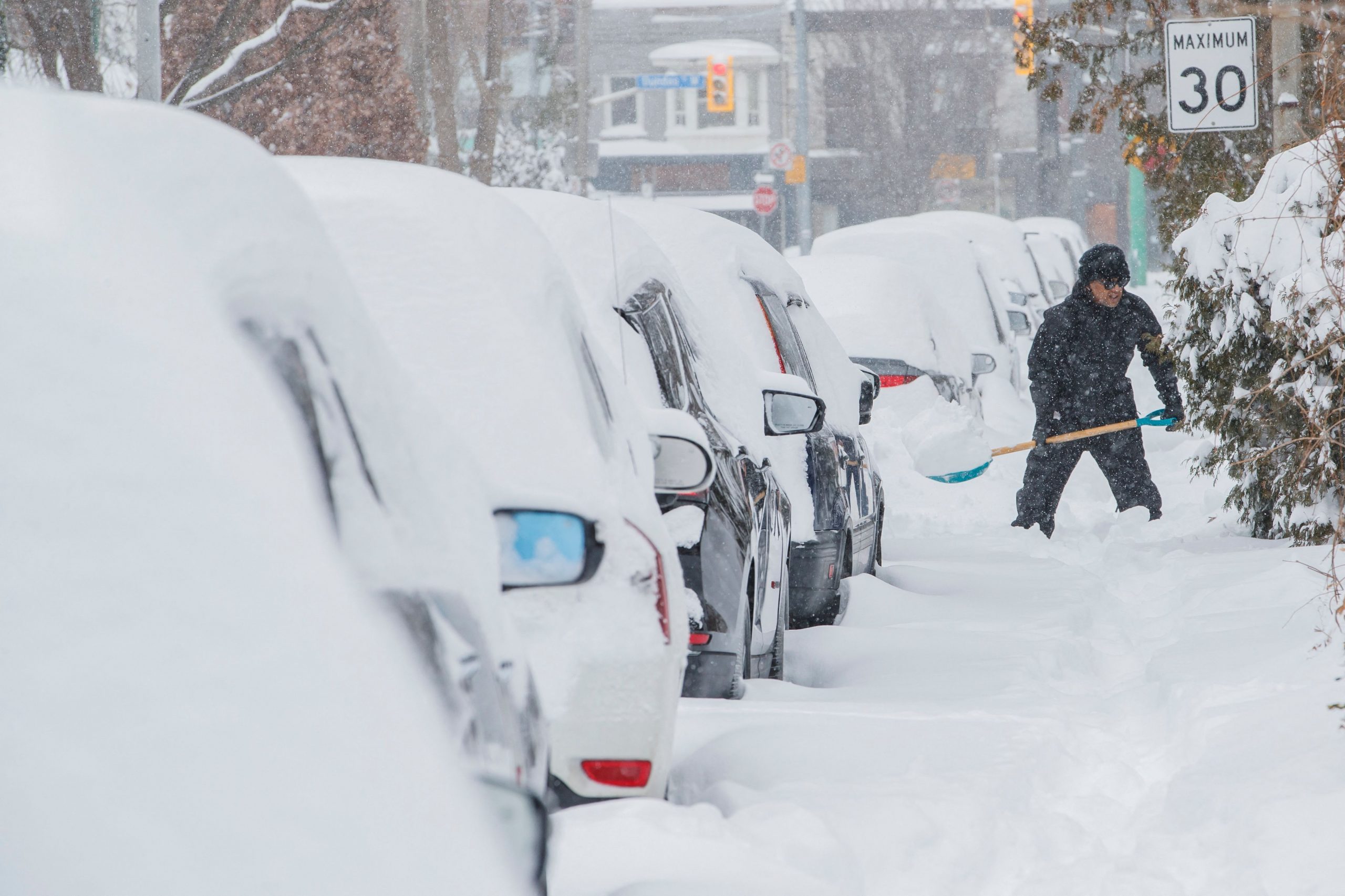 加拿大/安大略省暴风雪 交通混乱学校转为网课