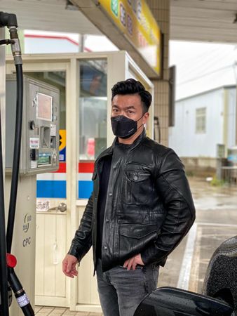 加油站拍照挨批危险  李沛旭回呛“别智障”