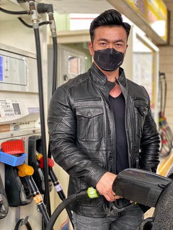 加油站拍照挨批危险  李沛旭回呛“别智障”