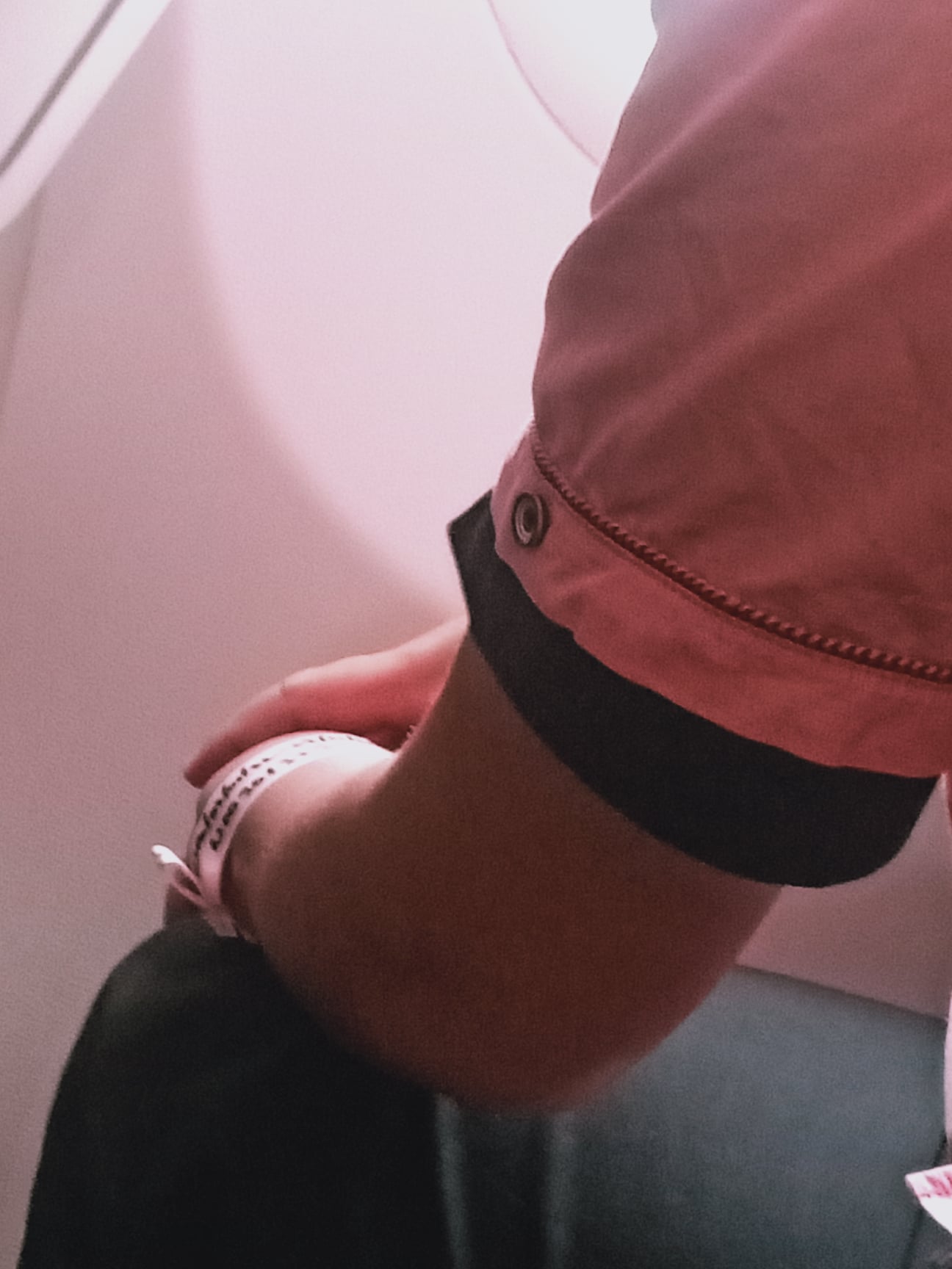 医生揭戴粉红隔离手环男子获上机 