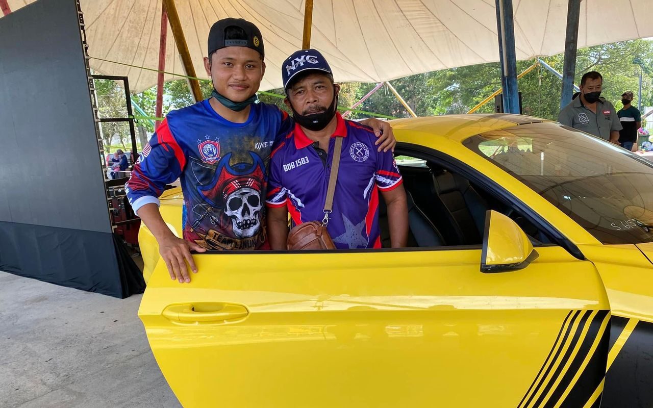 参加钓鱼比赛却意外中大奖·24岁幸运儿抽中野马轿车 送父亲做生日礼物