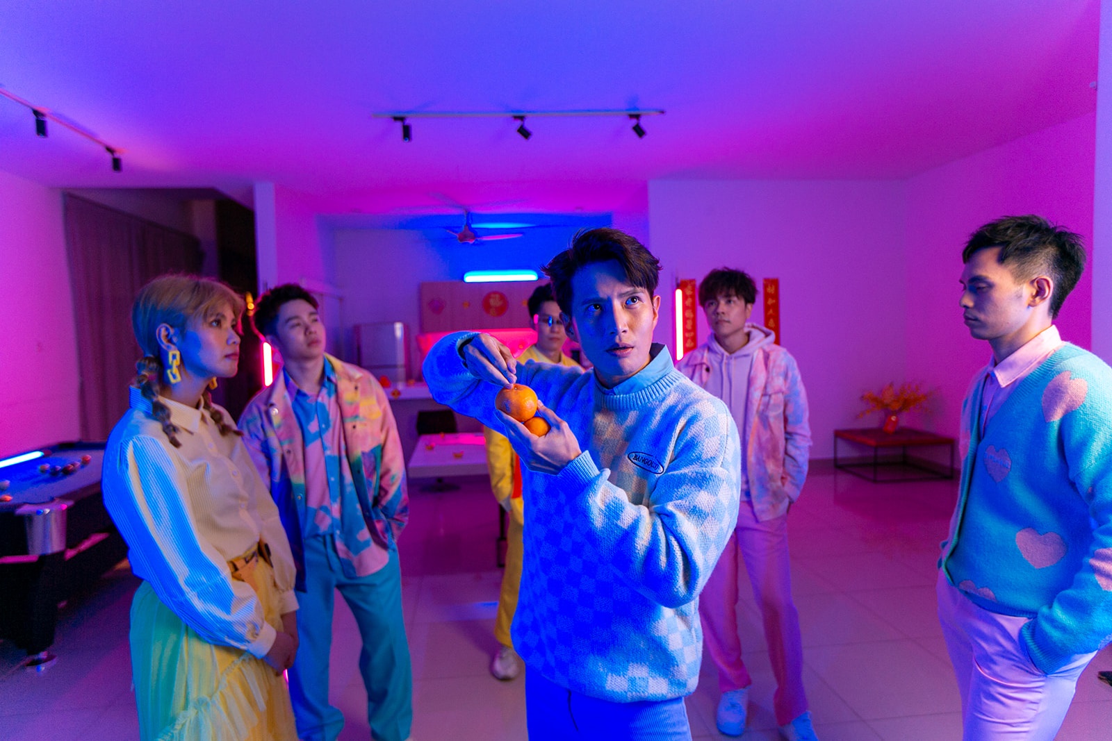 双组合表姐妹破天荒同框.10艺人唱跳中西合璧新年歌