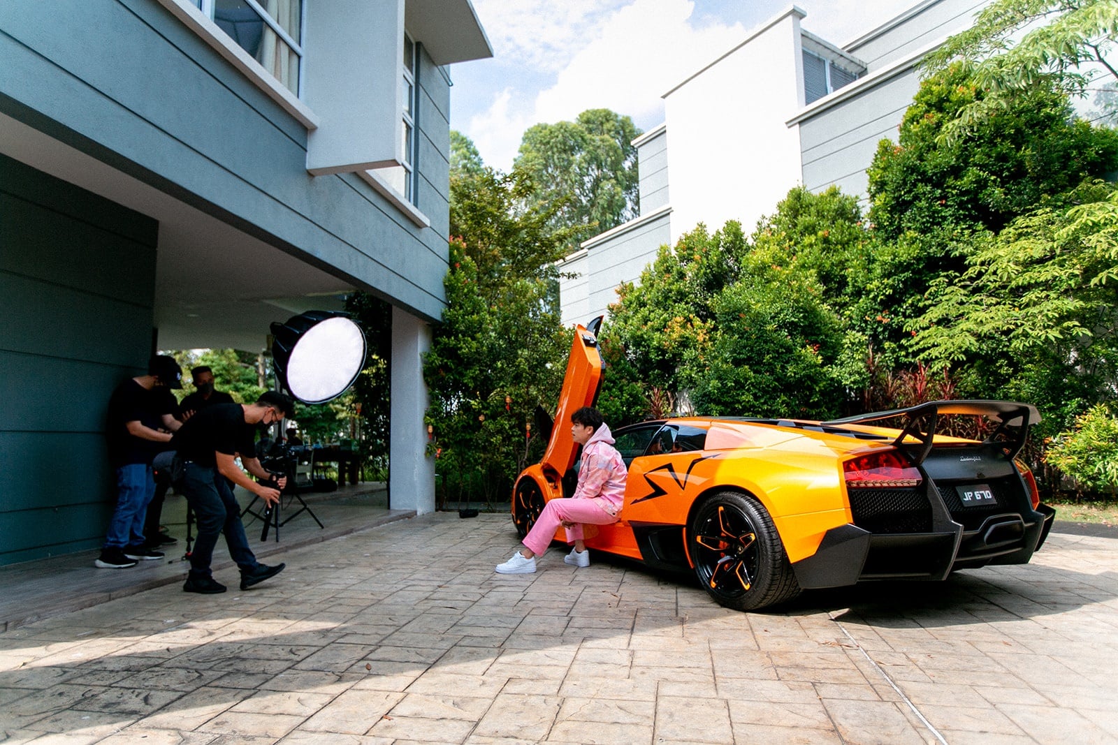 双组合表姐妹破天荒同框.10艺人唱跳中西合璧新年歌