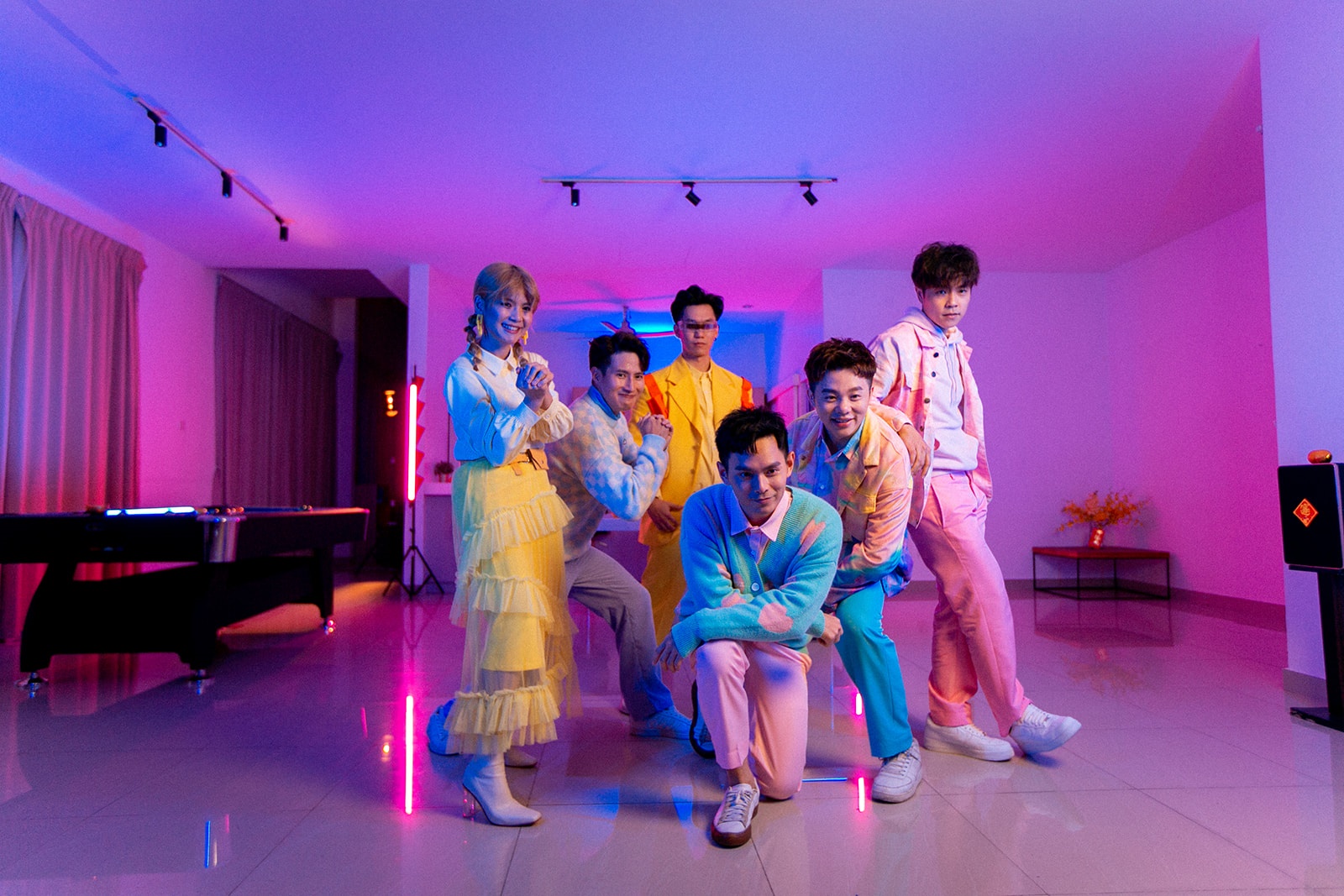 双组合表姐妹破天荒同框.10艺人唱跳中西合璧新年歌