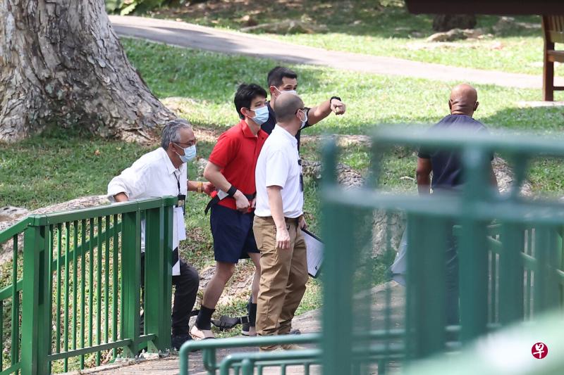 双胞男童命案 父亲押回现场助查