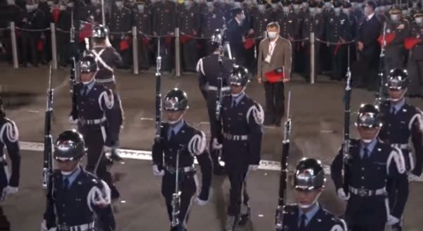 台北市长出席升旗典礼 被形容像“总统阅兵”