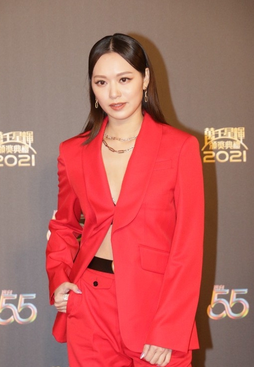 台庆颁奖礼红毯︱陈自瑶抛胸大露背 视后大热锺嘉欣鱼网诱惑
