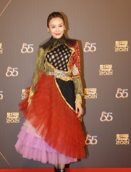 台庆颁奖礼红毯︱陈自瑶抛胸大露背 视后大热锺嘉欣鱼网诱惑