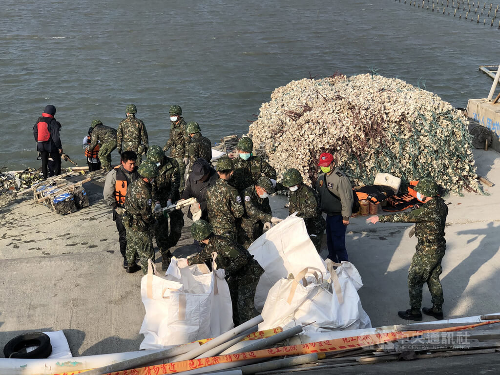 台战机坠海/搜获疑似人骨碎片 验DNA报告明晚出炉