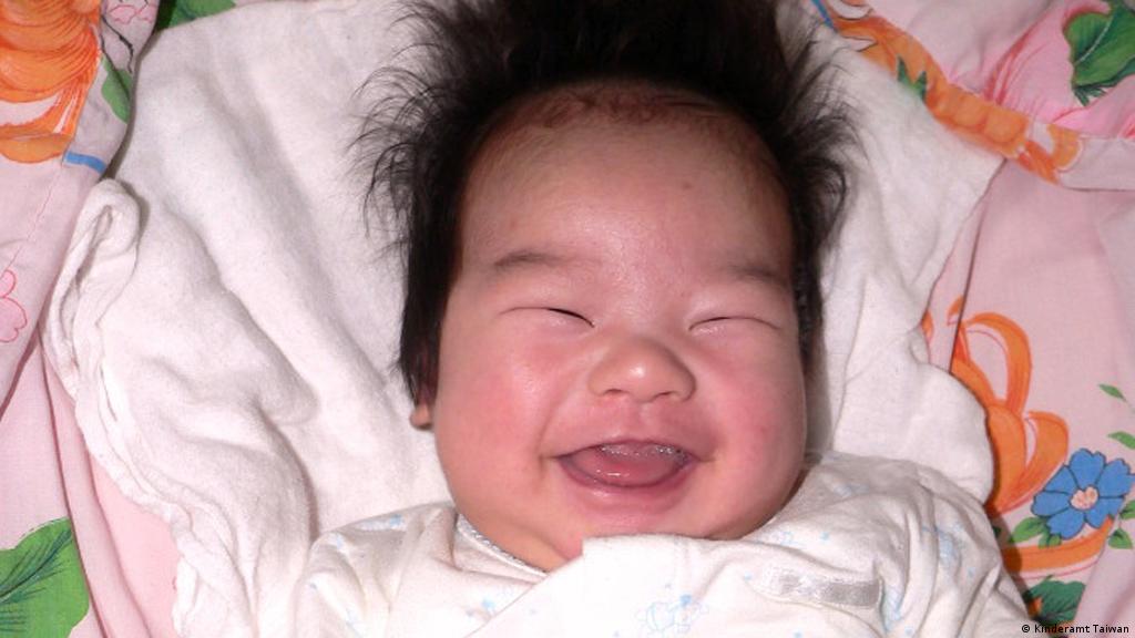台湾去年15余万人出生创新低 连续两年“生不如死”