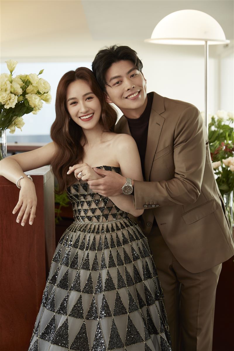 吴姗儒曝光婚纱照 高富帅老公终露脸　