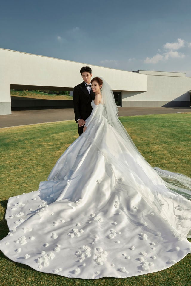 吴姗儒曝光婚纱照 高富帅老公终露脸　