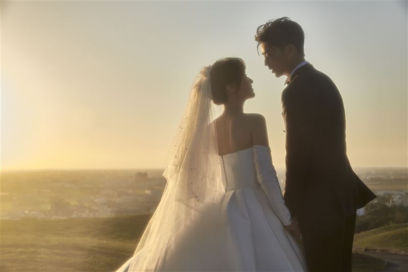 吴姗儒曝光婚纱照 高富帅老公终露脸　