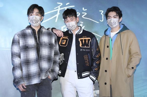 周兴哲登大银幕  脱到剩泳裤