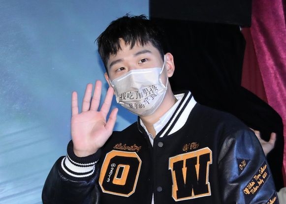 周兴哲登大银幕  脱到剩泳裤