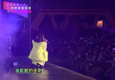 唱一半被摄影机击中头 苏慧伦痛到蹲地　