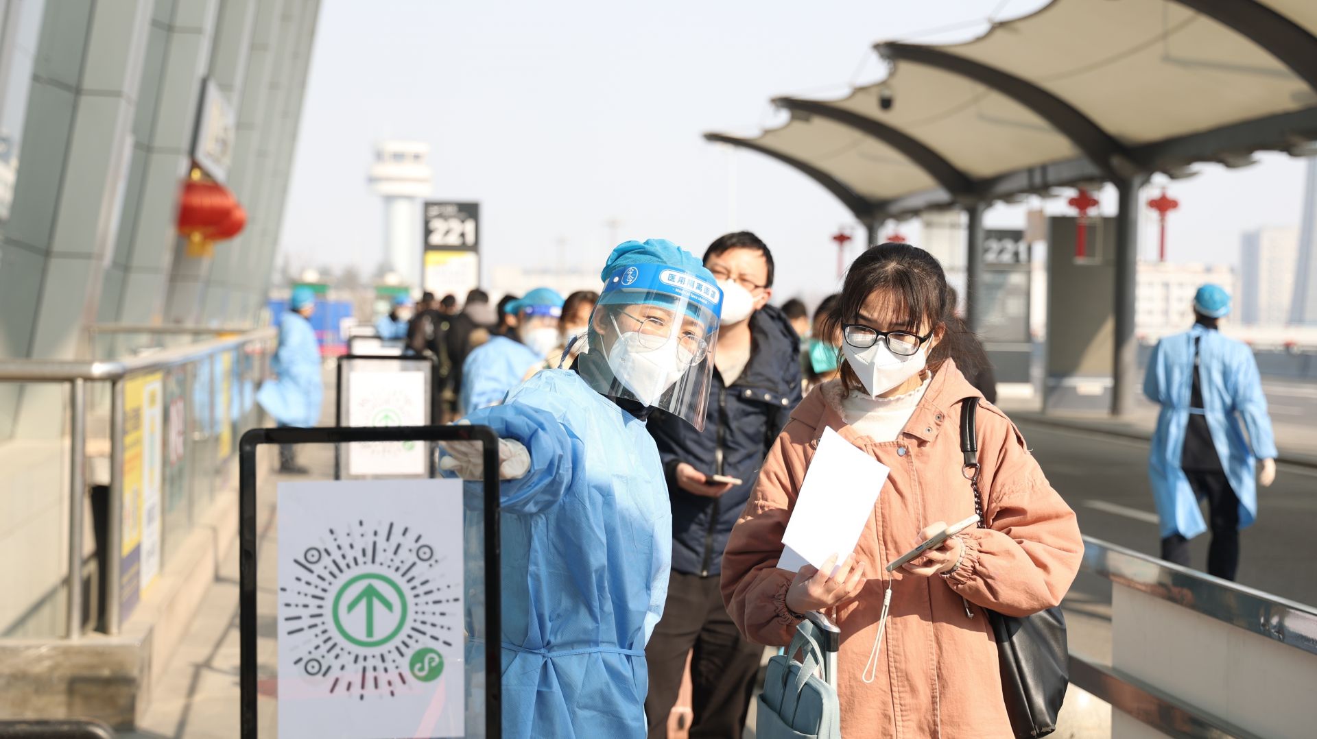 图与文/旅行限制放松 西安首批商业航班起飞