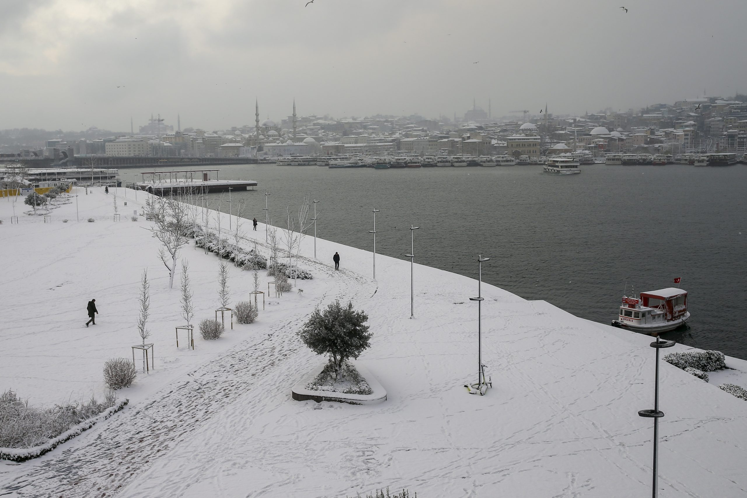 土耳其／暴雪来袭伊斯坦布尔机场续关闭 各地交通中断 