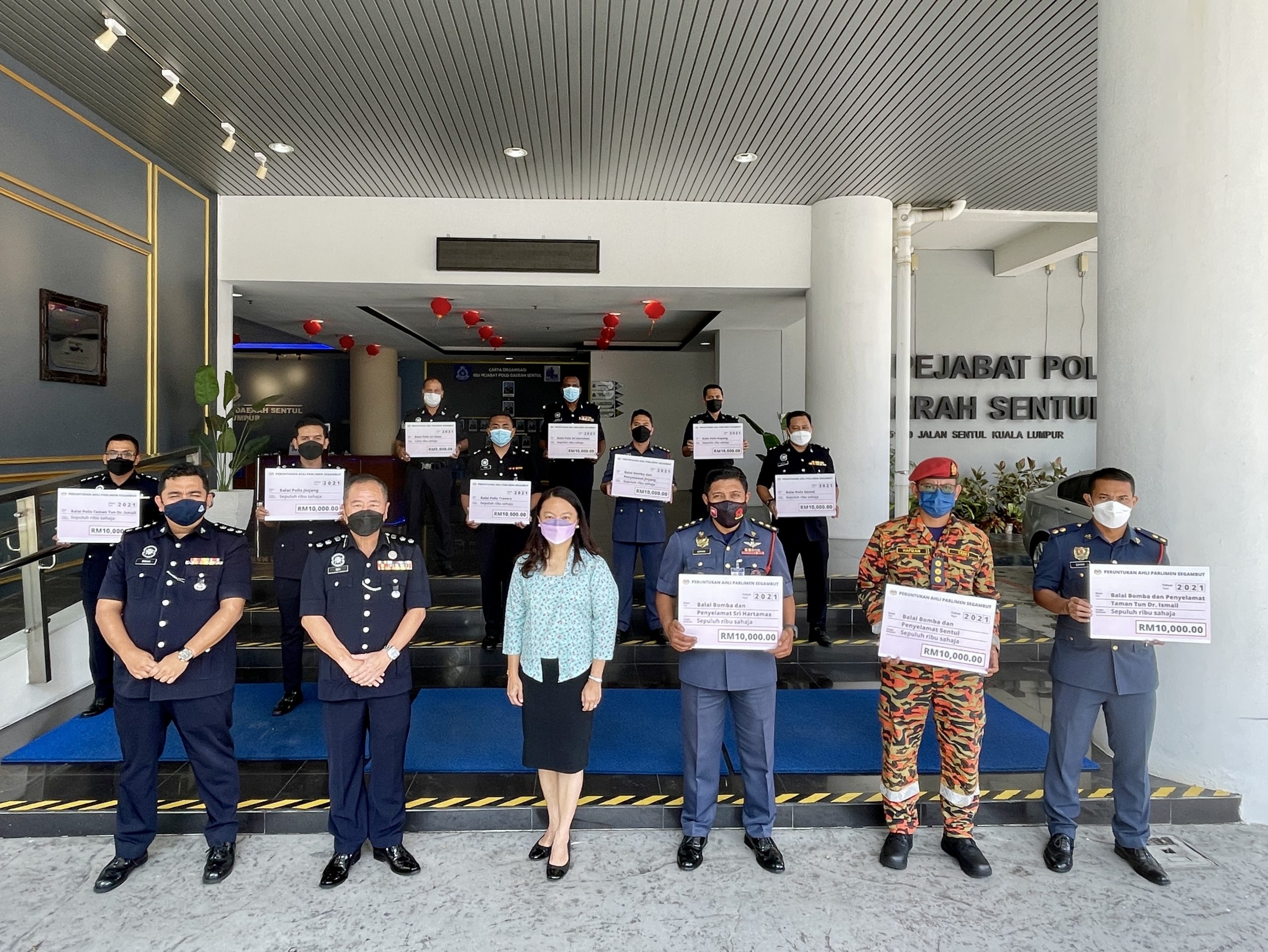 大都会 /早报头/ 杨巧双移交2021年度拨款给7间警局和4间消防局 / 2图