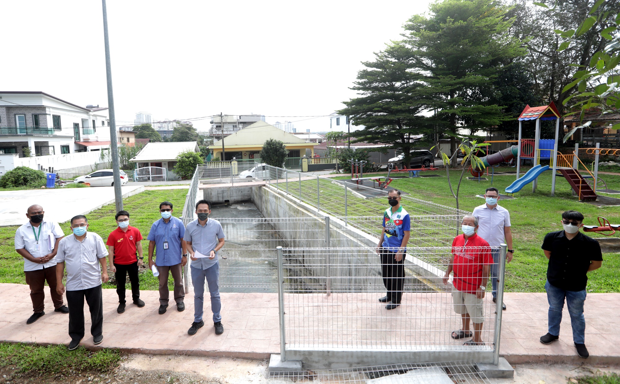 大都会 /欧阳捍华巡视沙登新村第四区小型蓄水池工程完工 / 4图