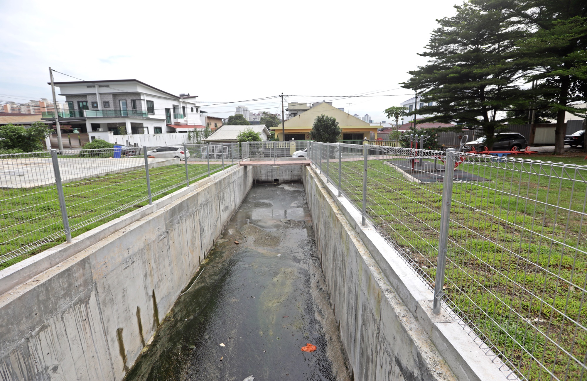 大都会 /欧阳捍华巡视沙登新村第四区小型蓄水池工程完工 / 4图