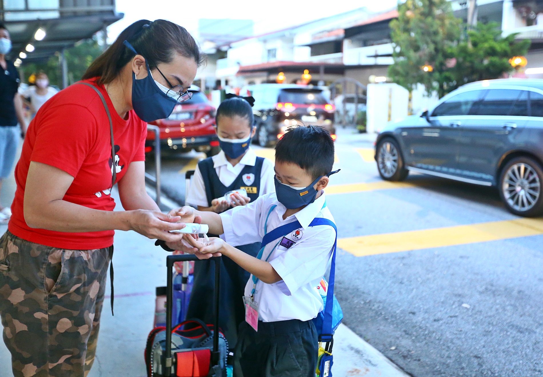 大都会封面/吉隆坡华小、巴生中学开课/13图+8图