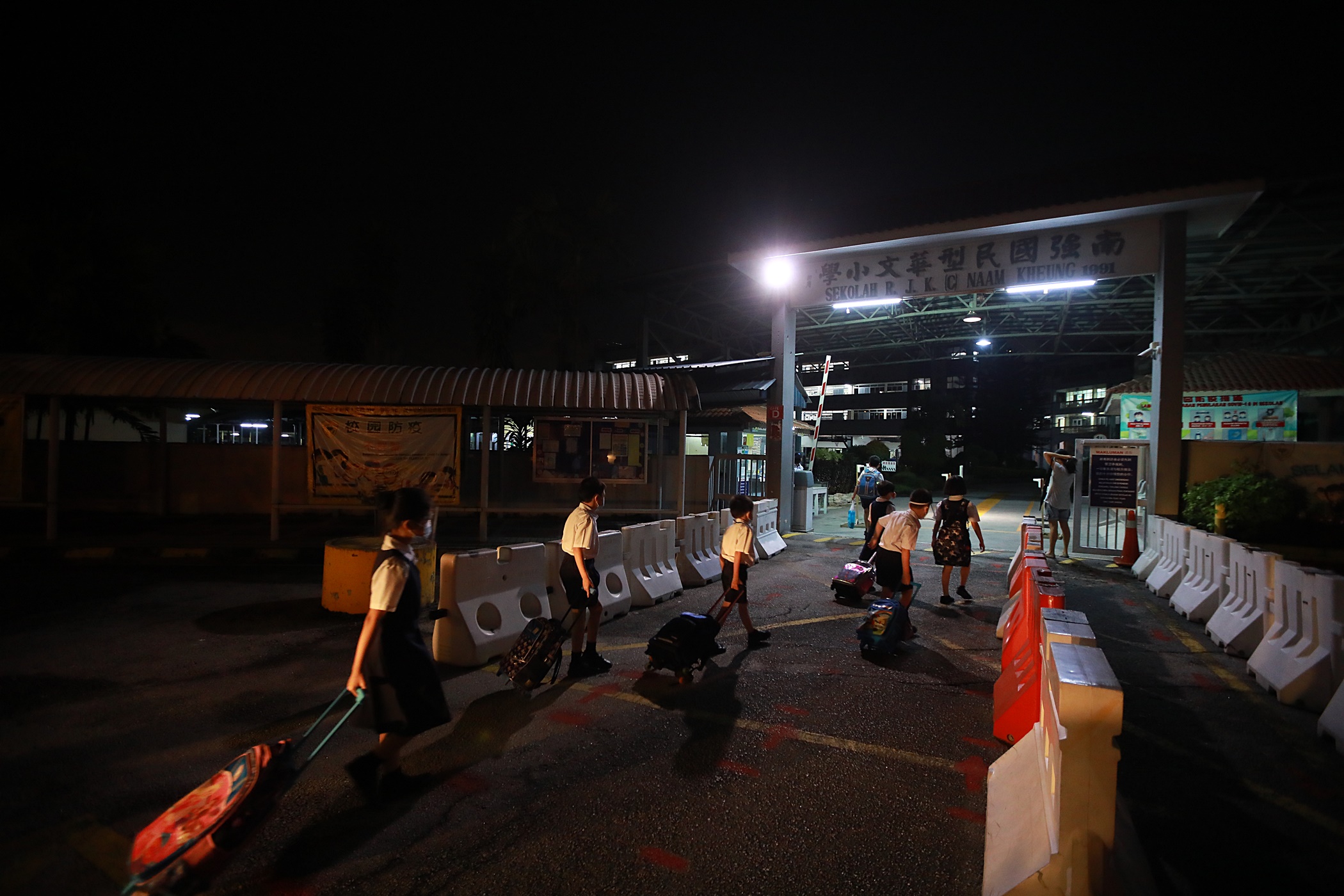 大都会封面/吉隆坡华小、巴生中学开课/13图+8图