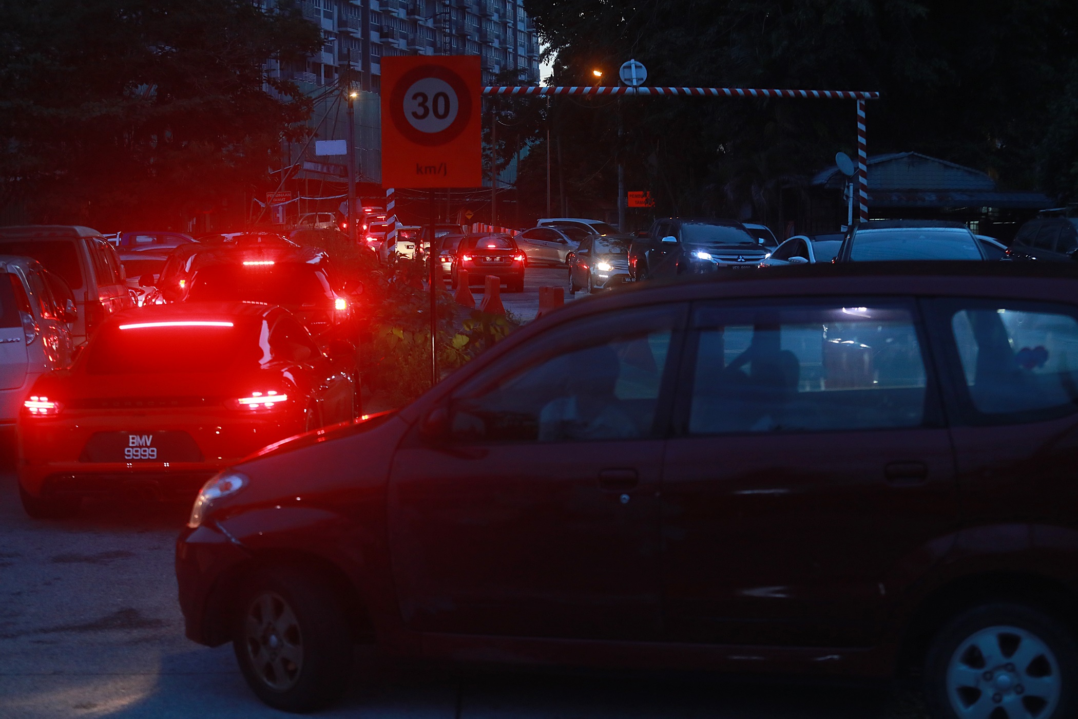 大都会封面/吉隆坡华小、巴生中学开课/13图+8图