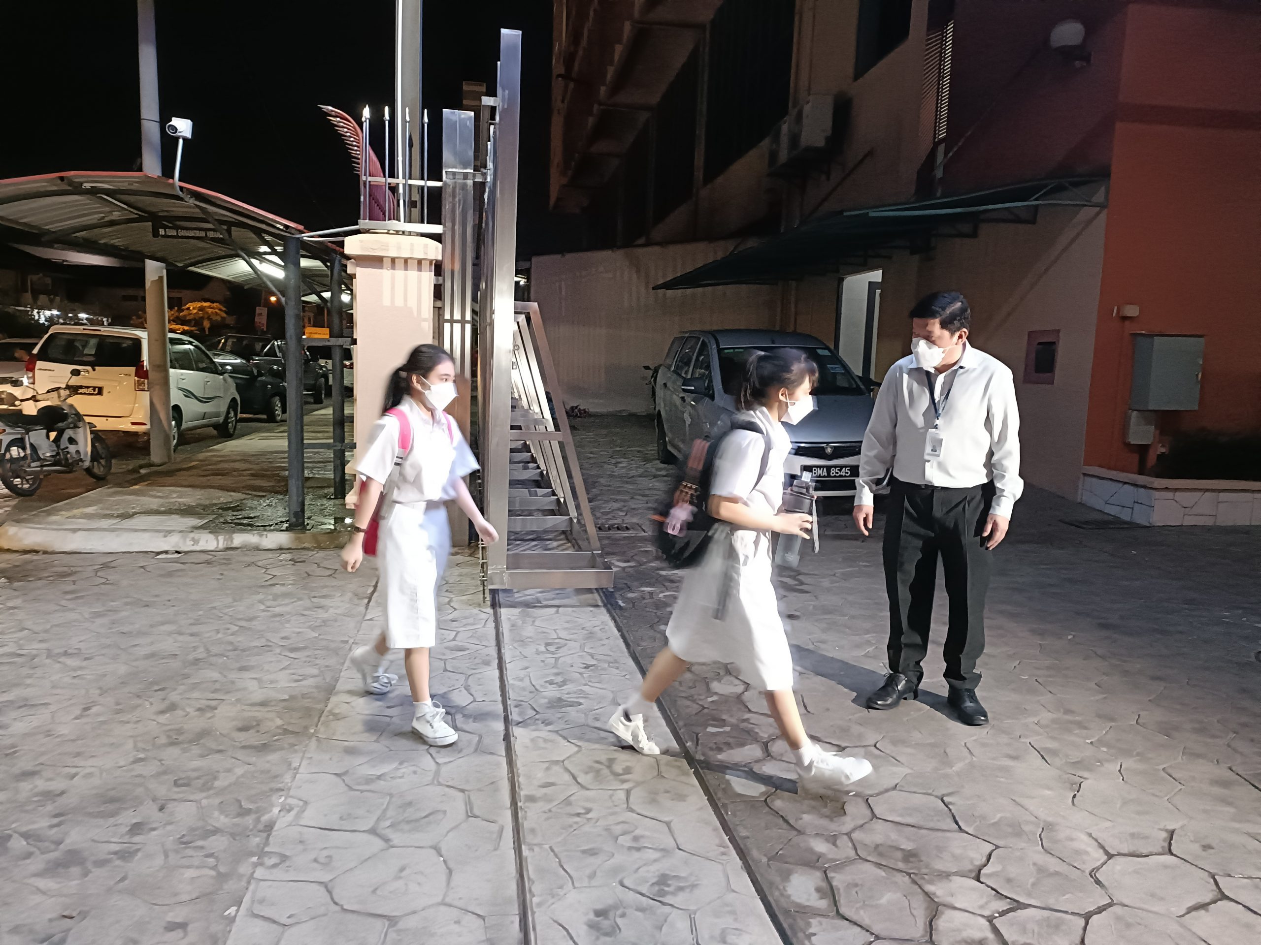 大都会封面/吉隆坡华小、巴生中学开课/13图+8图