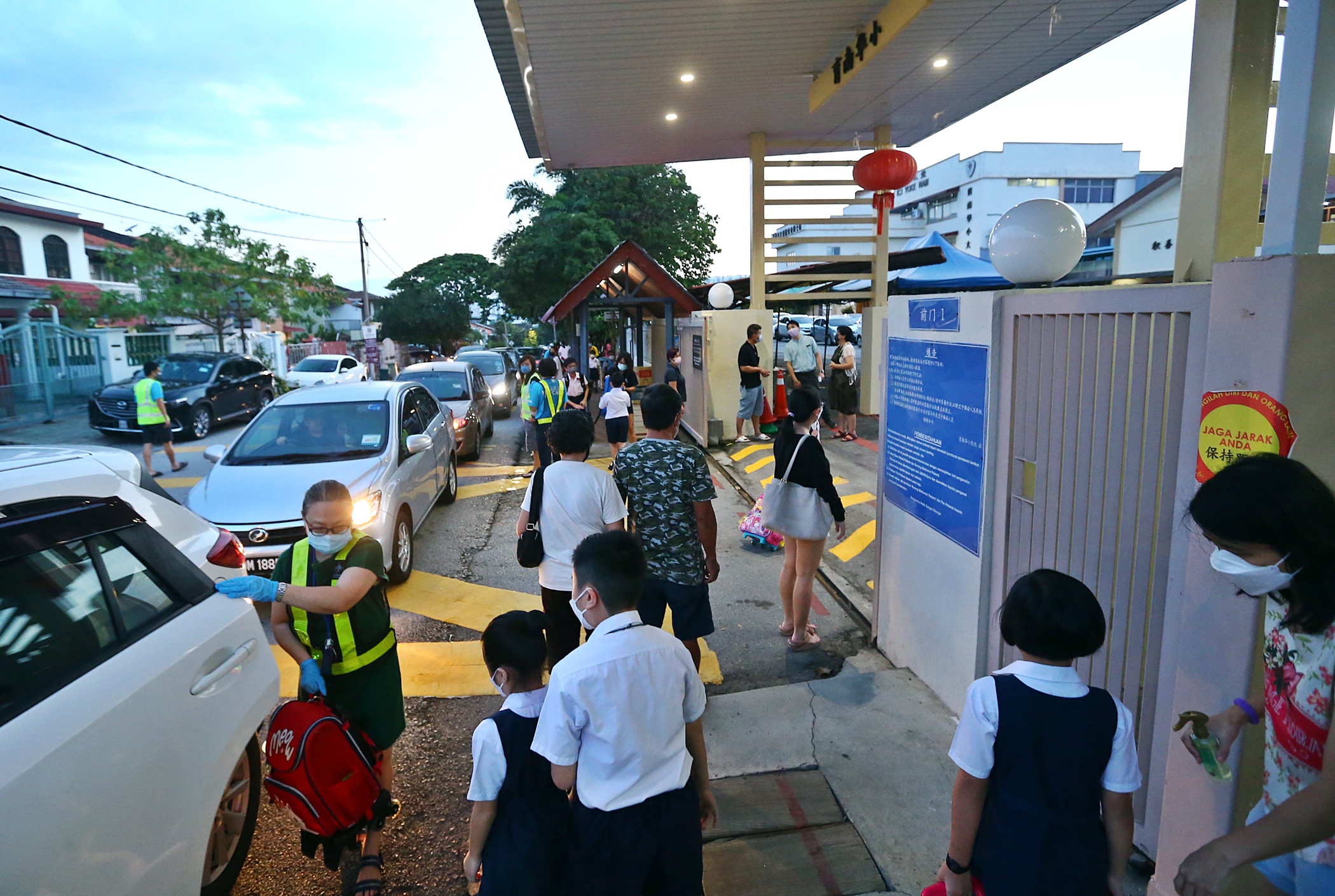 大都会封面/吉隆坡华小、巴生中学开课/13图+8图