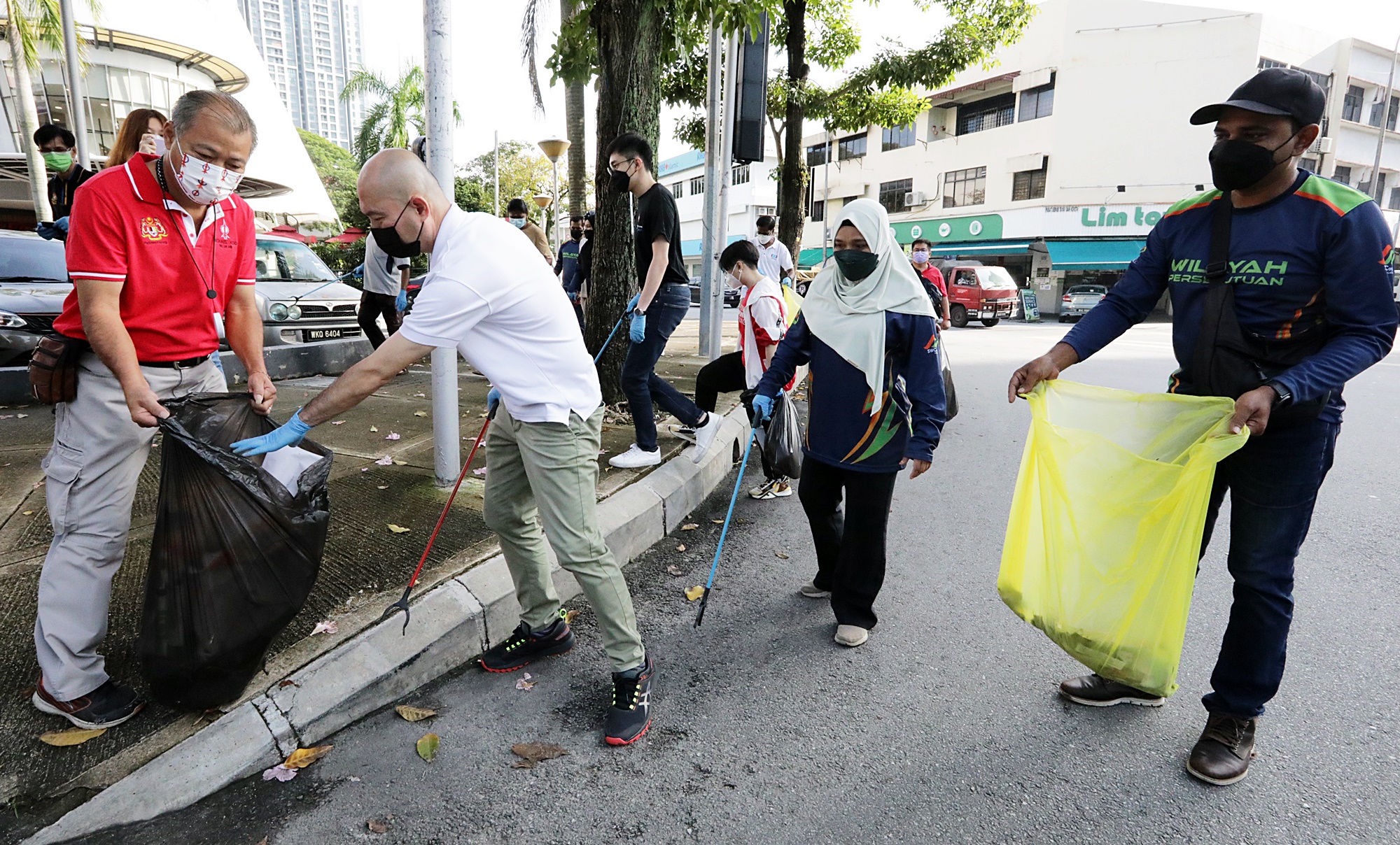 大都会/林立迎举办拾垃圾活动