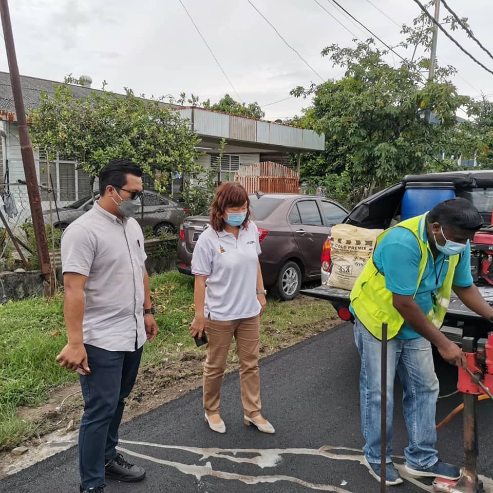 大都会/重铺道路后测厚度 确保达标