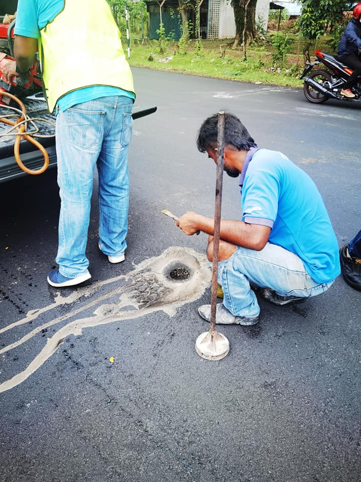 大都会/重铺道路后测厚度 确保达标